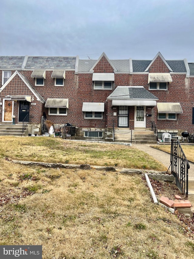 view of front of home featuring a front lawn