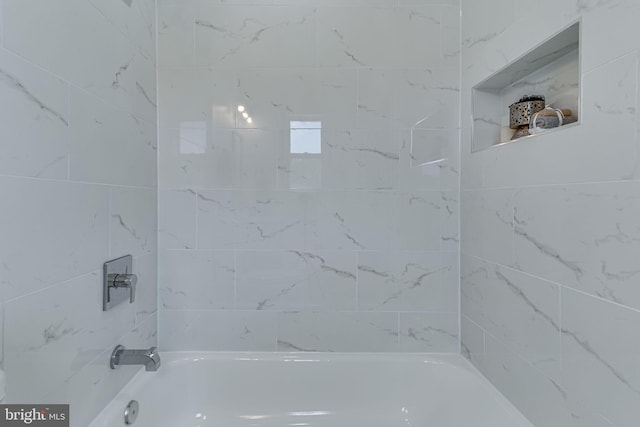 bathroom with tiled shower / bath