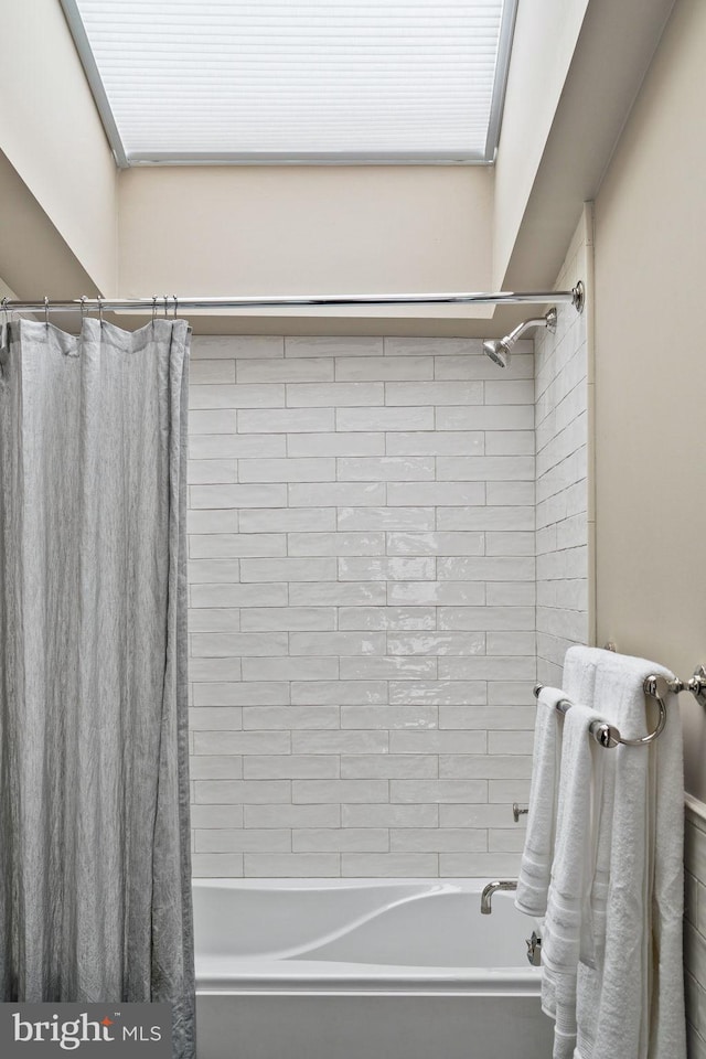 bathroom featuring shower / tub combo