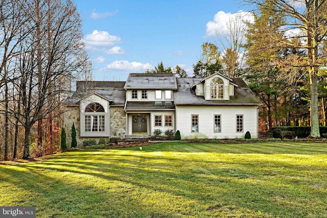 view of front facade featuring a front yard