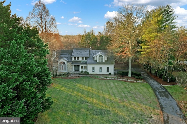 view of front facade featuring a front yard