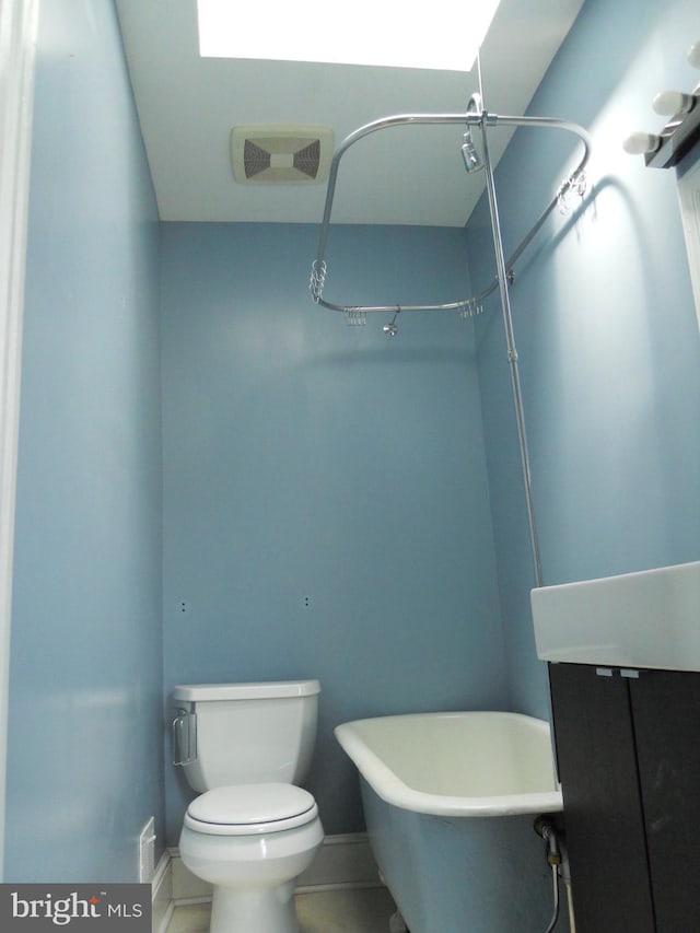 bathroom featuring tile patterned floors, a bathtub, and toilet