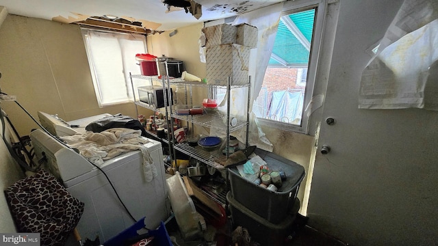 miscellaneous room with washer and clothes dryer