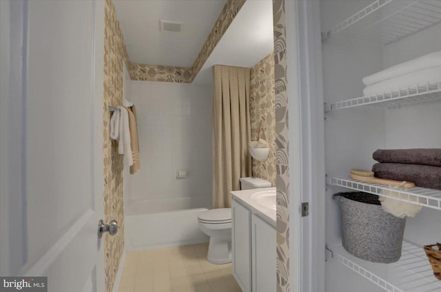 full bathroom featuring vanity, toilet, and shower / tub combo with curtain