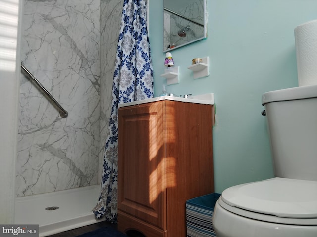 bathroom featuring a shower with shower curtain, vanity, and toilet