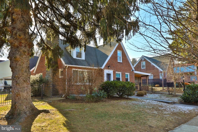 view of front of house featuring a front lawn