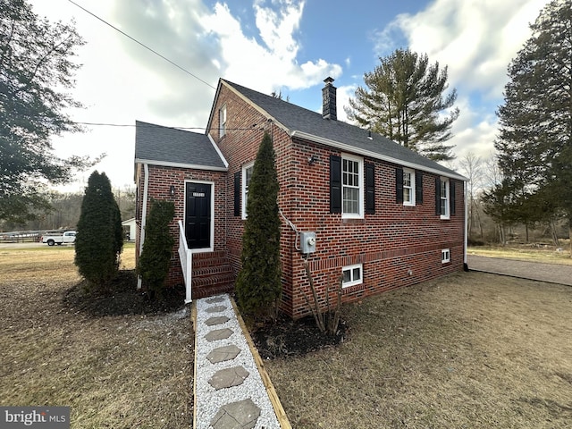 view of front of house featuring a front lawn