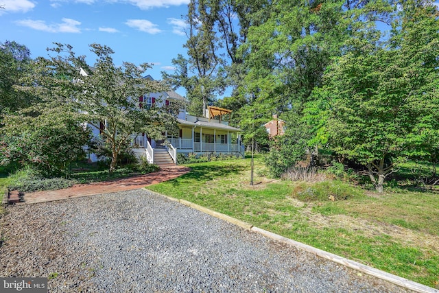 view of front facade featuring a porch and a front lawn