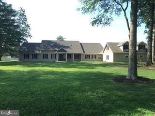 ranch-style house featuring a front yard