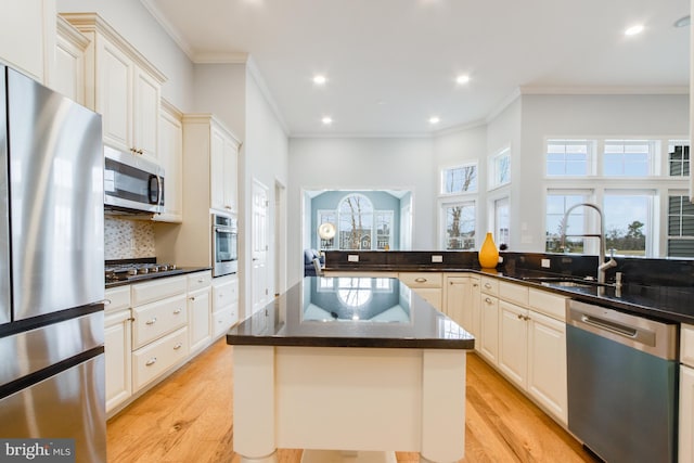 kitchen with a center island, sink, stainless steel appliances, kitchen peninsula, and decorative backsplash