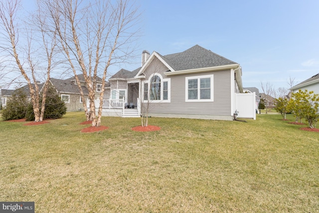 view of front facade featuring a front yard