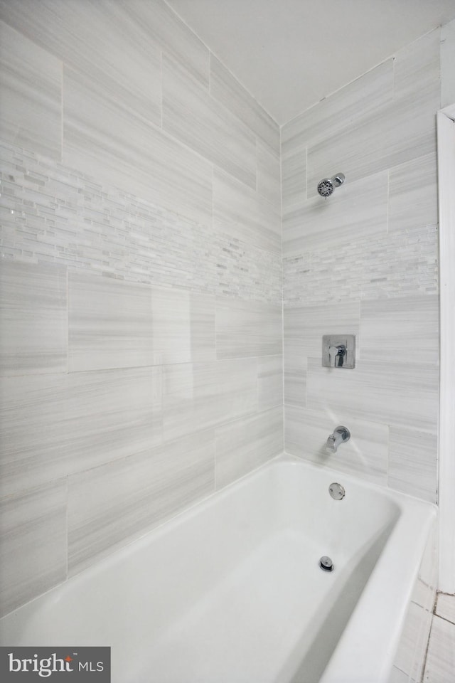 bathroom with tiled shower / bath