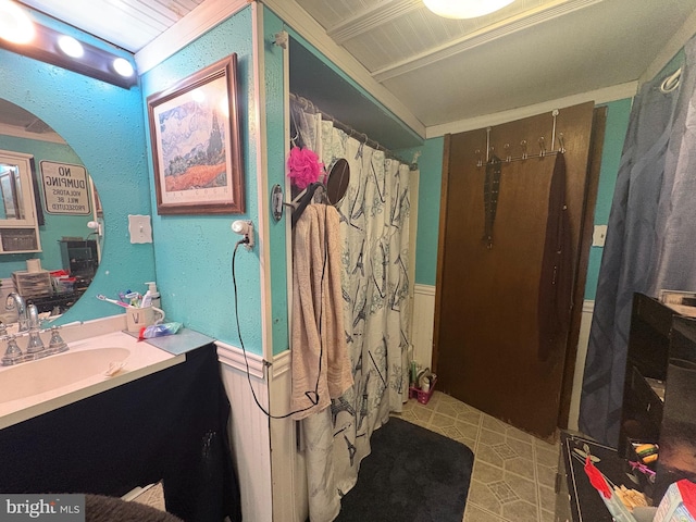 bathroom with a shower with curtain and vanity