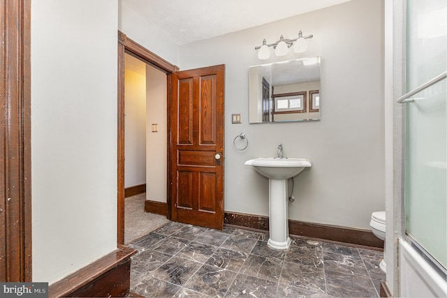 full bathroom featuring sink, toilet, and enclosed tub / shower combo