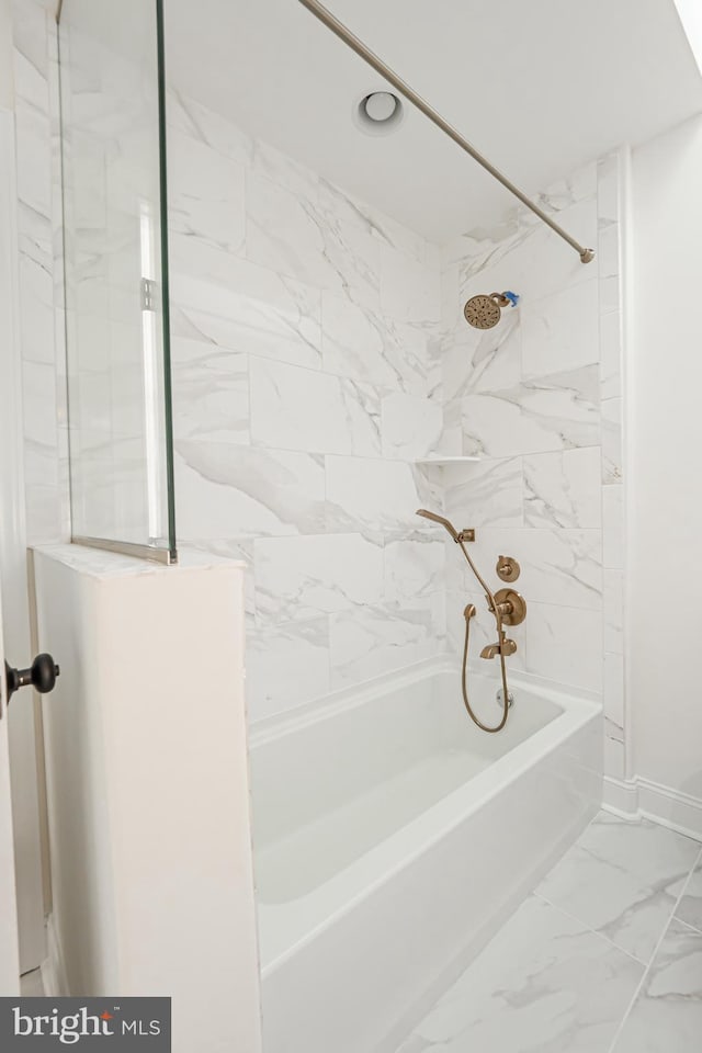 bathroom with tiled shower / bath