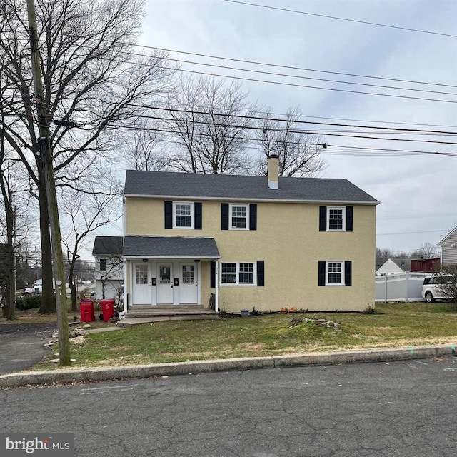 view of front of home featuring a front lawn