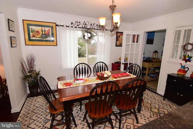 dining area featuring a notable chandelier, light hardwood / wood-style floors, and crown molding