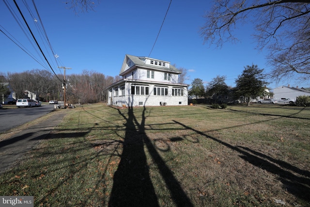 view of front of home featuring a front lawn