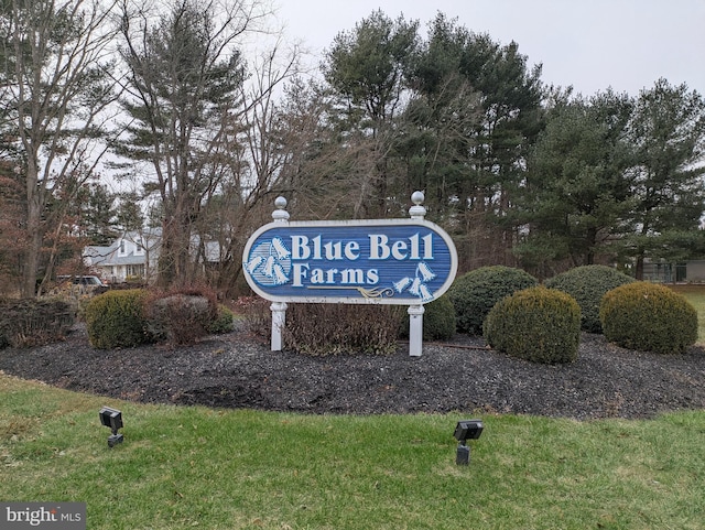 community sign with a lawn