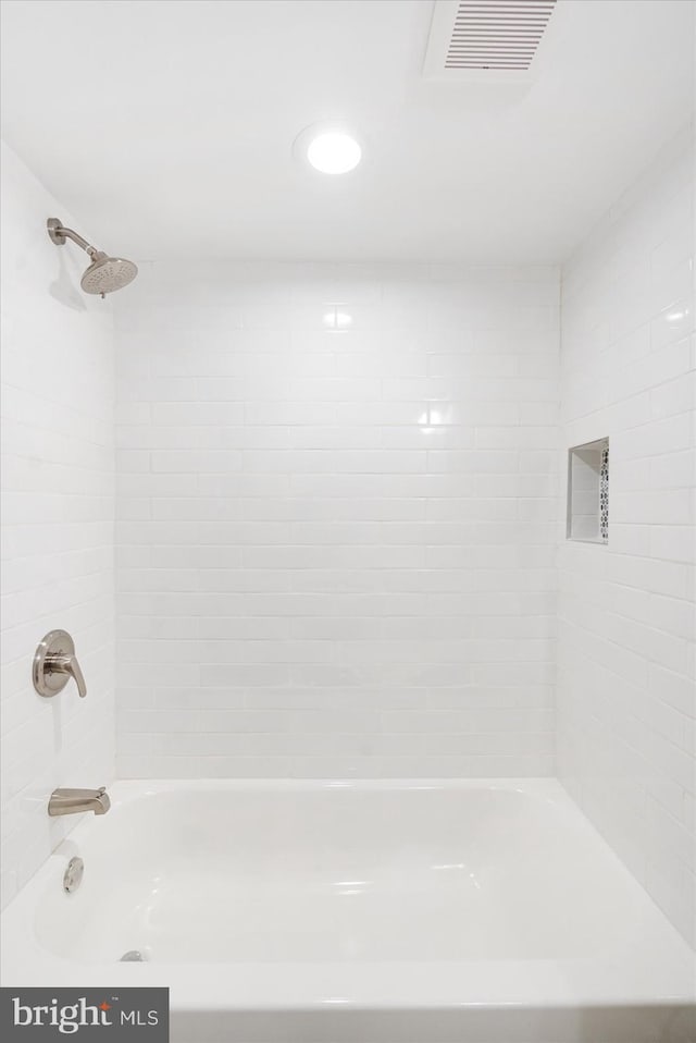 bathroom featuring tiled shower / bath combo