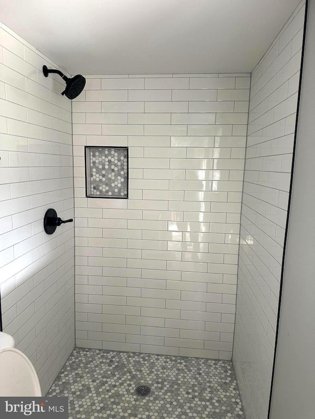 bathroom featuring a tile shower