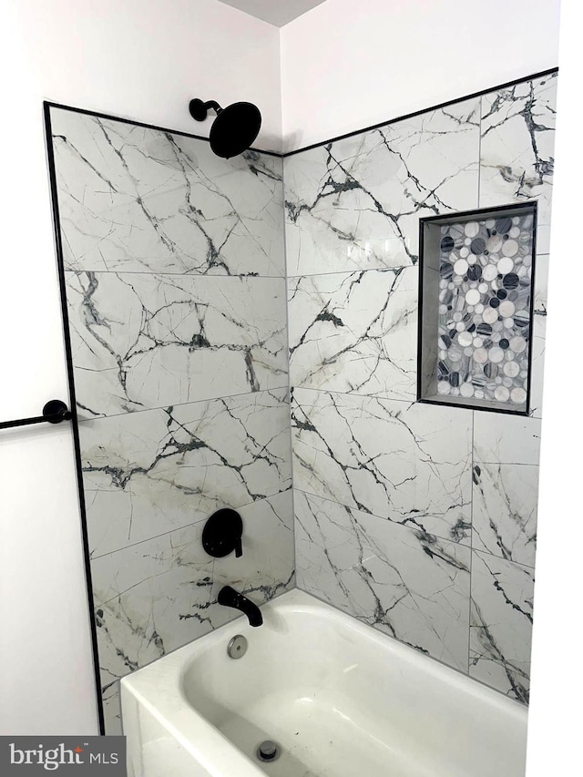 bathroom with tiled shower / bath combo