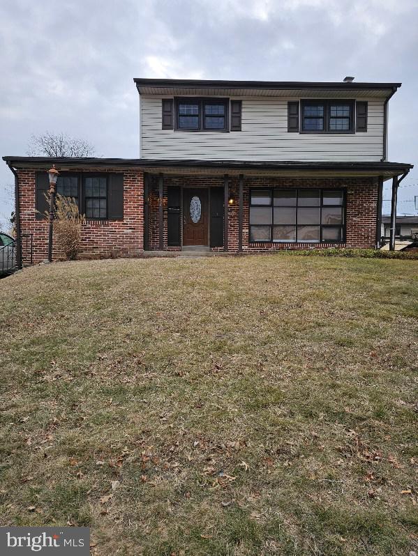 front of property featuring a front lawn