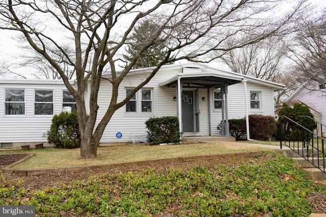 view of front facade featuring a front yard