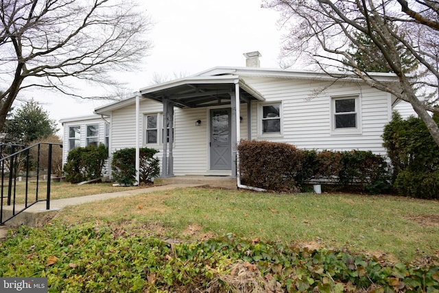 view of front of home featuring a front lawn