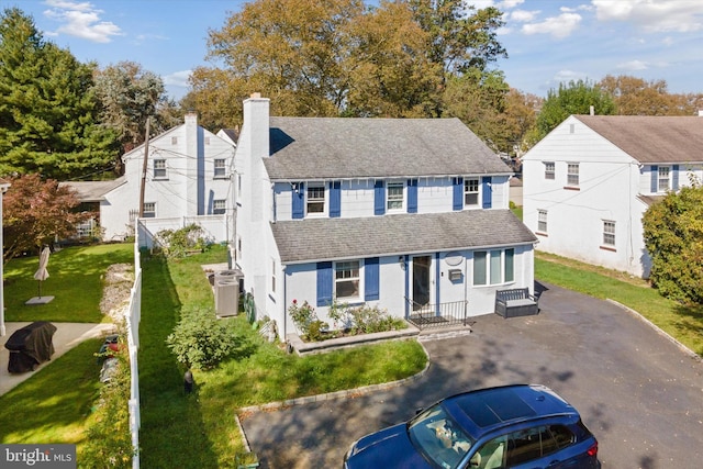 view of front of home featuring a front lawn