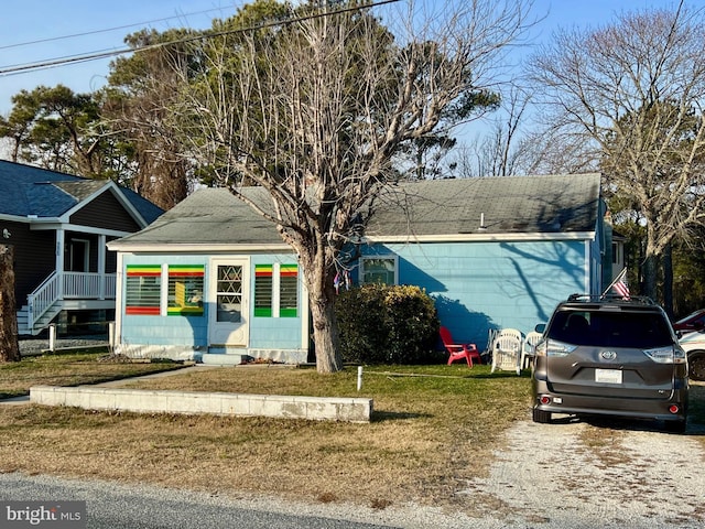 view of front of property featuring a front yard