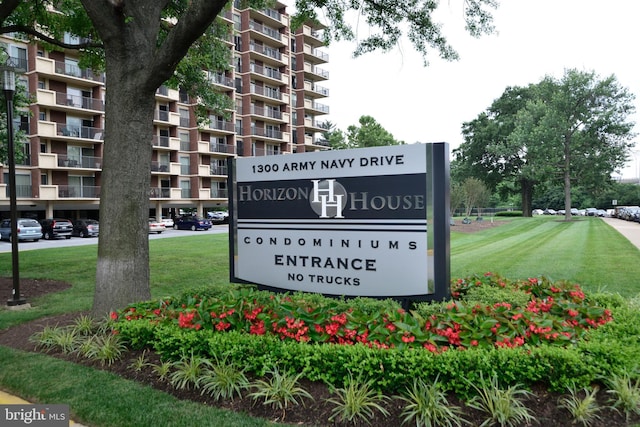 view of community / neighborhood sign