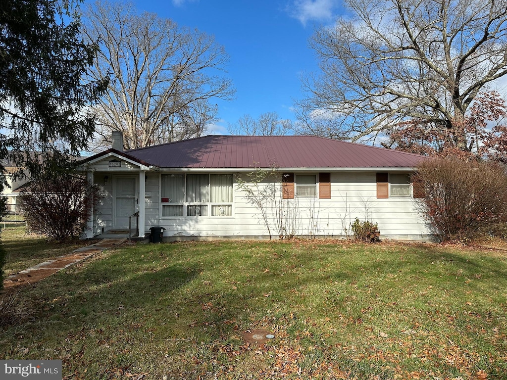 exterior space featuring a front yard