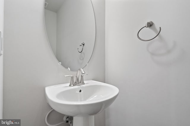 bathroom featuring sink