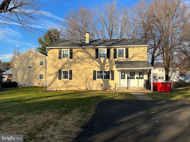 view of front of property featuring a front lawn