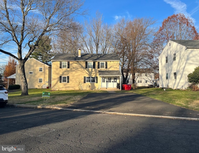 view of front of property with a front lawn