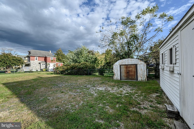 view of yard featuring a storage shed