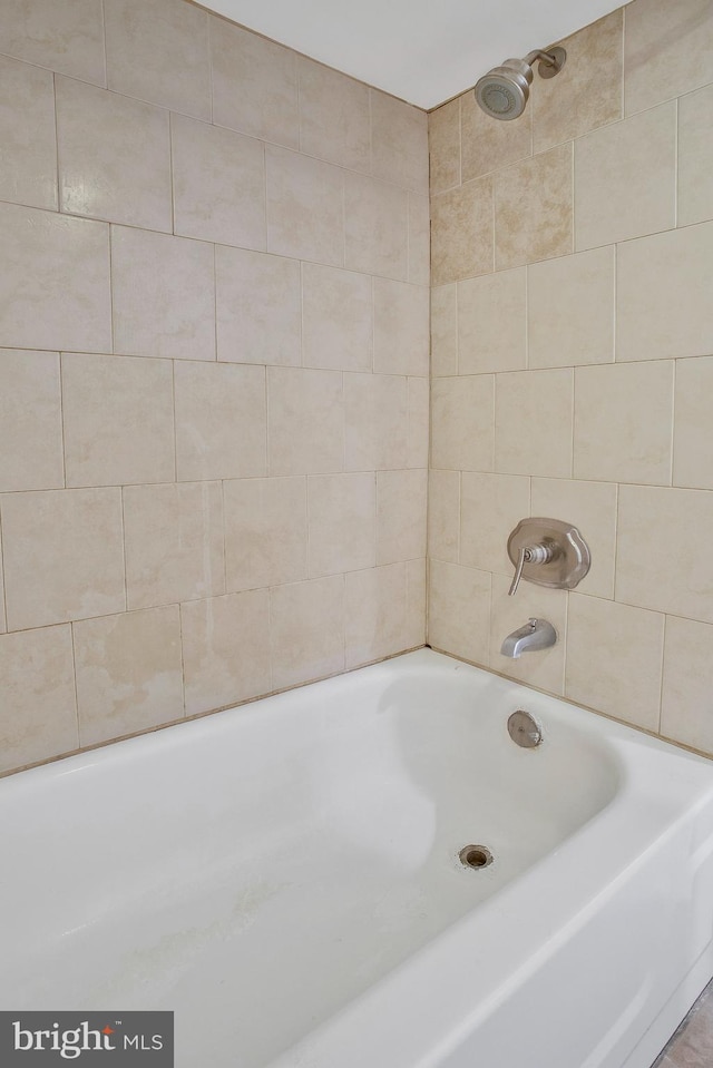 bathroom featuring tiled shower / bath combo