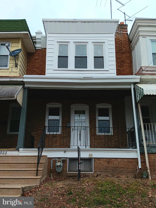 view of front of property featuring covered porch