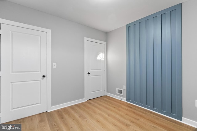 unfurnished room featuring light hardwood / wood-style floors