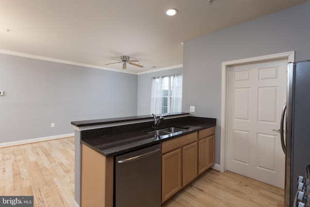 kitchen featuring sink, ceiling fan, appliances with stainless steel finishes, light hardwood / wood-style floors, and kitchen peninsula