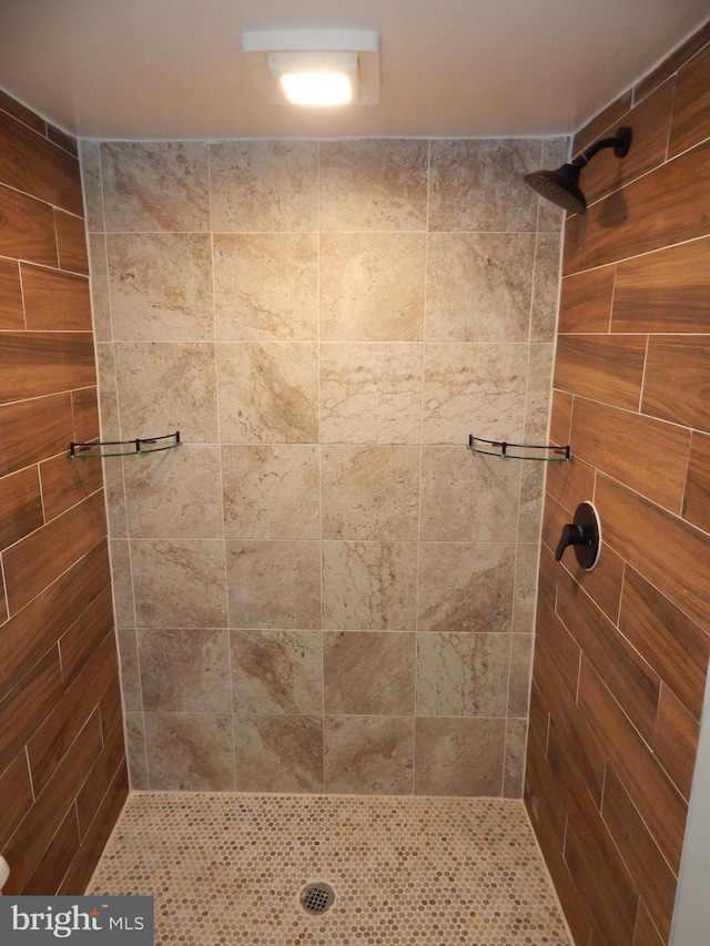 bathroom featuring tiled shower