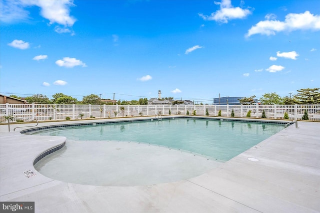 view of swimming pool