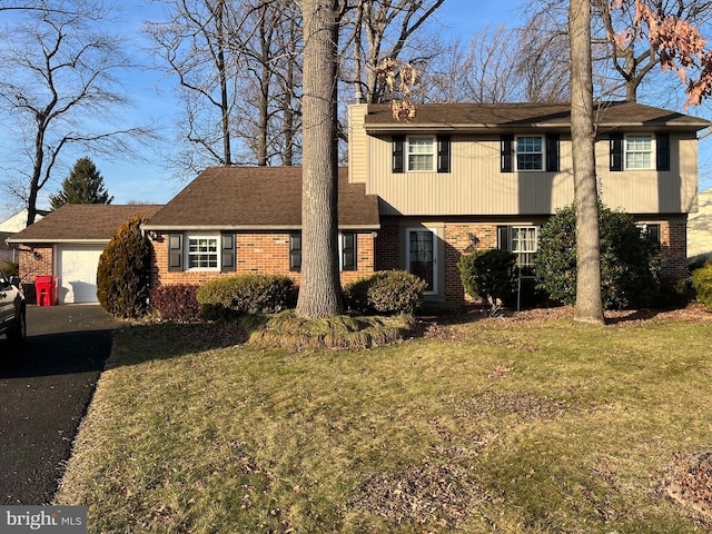 view of front of property featuring a front lawn and a garage