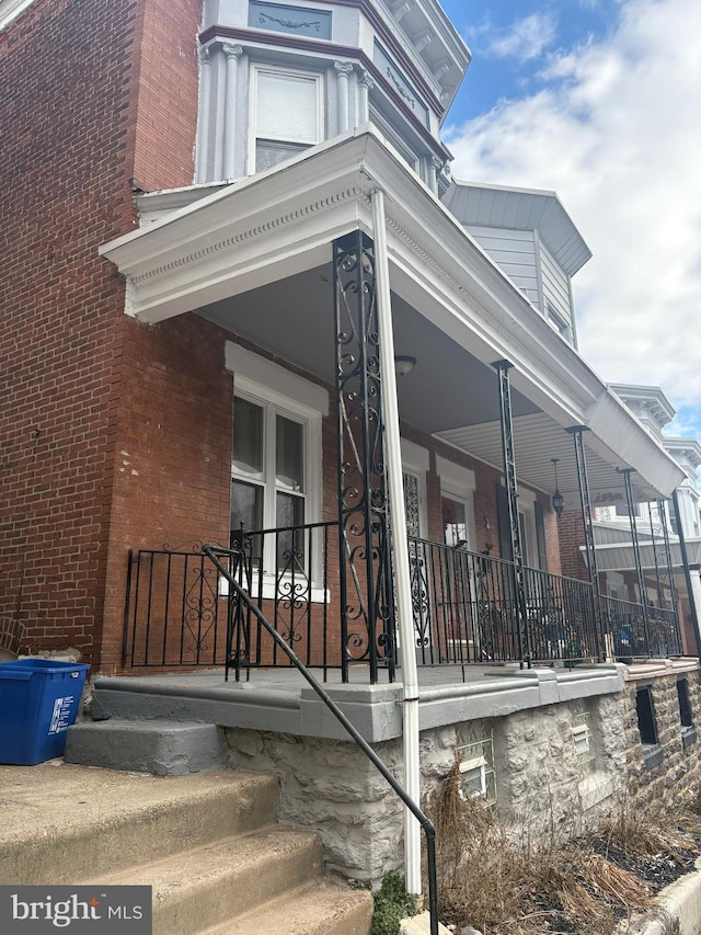 entrance to property featuring covered porch