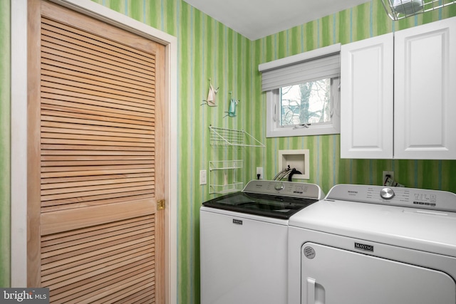 washroom featuring cabinets and washing machine and dryer