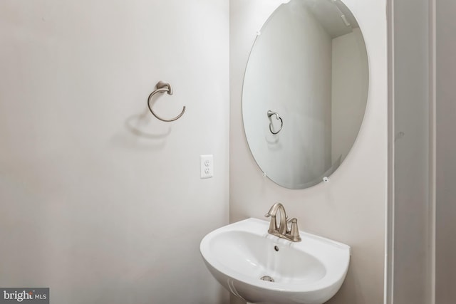 bathroom featuring sink