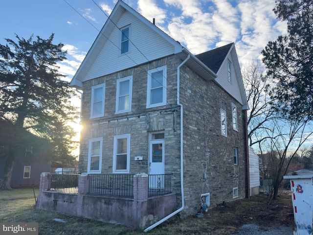 view of front of house with covered porch