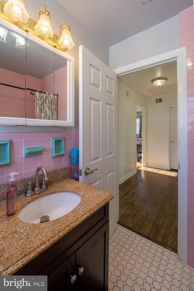 bathroom featuring a shower with curtain and vanity