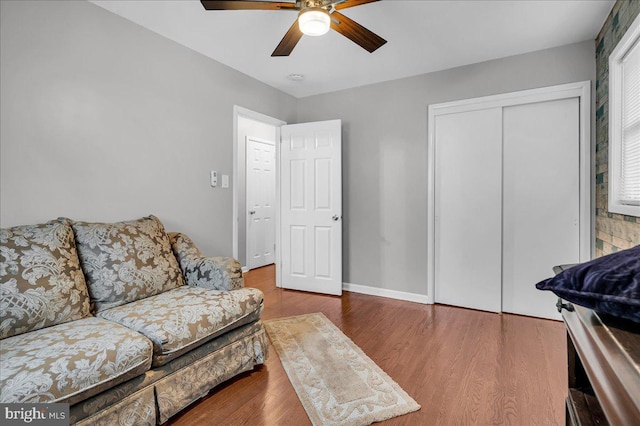 living room with wood-type flooring, plenty of natural light, and ceiling fan